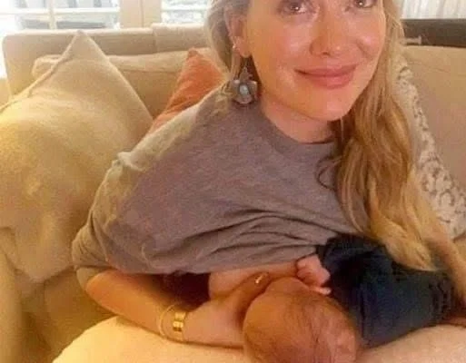 Mom ordered to cover herself up when breastfeeding